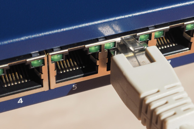 Rangée de connexion ethernet à l'arrière d'un routeur